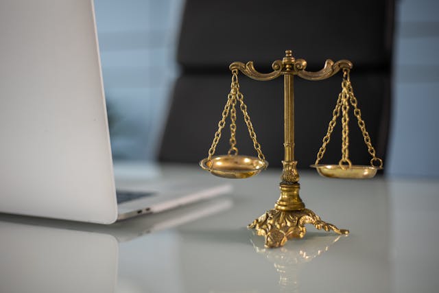 Persona con laptop, legal
