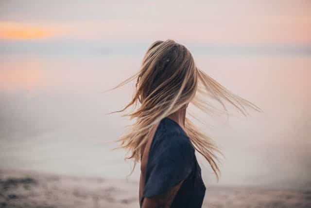Foto mujer rubia